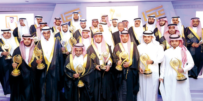  العصاميون الفائزون في لقطة جماعية مع سموه