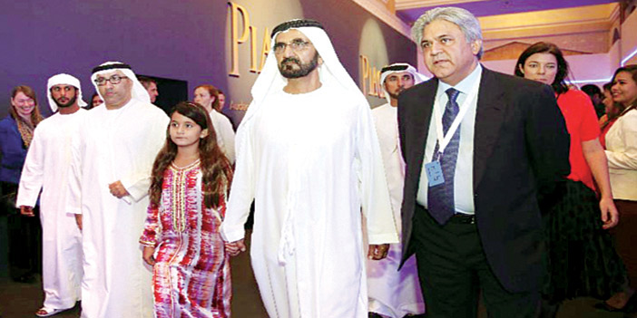  الشيخ محمد بن راشد خلال جولته على معرض ارت دبي