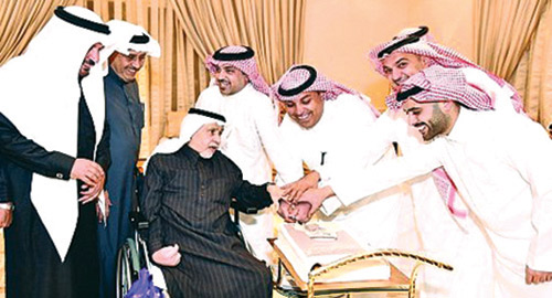  محمد العجيان خلال الاحتفال بتدشين الكتاب بحضور إعلاميين وأقارب