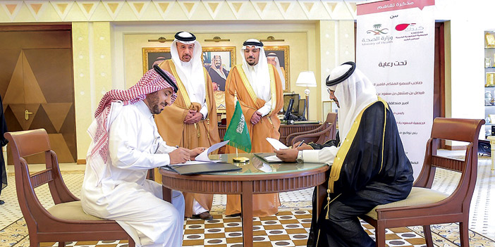  الأمير فيصل وم. الفالح أثناء توقيع الاتفاقيتين