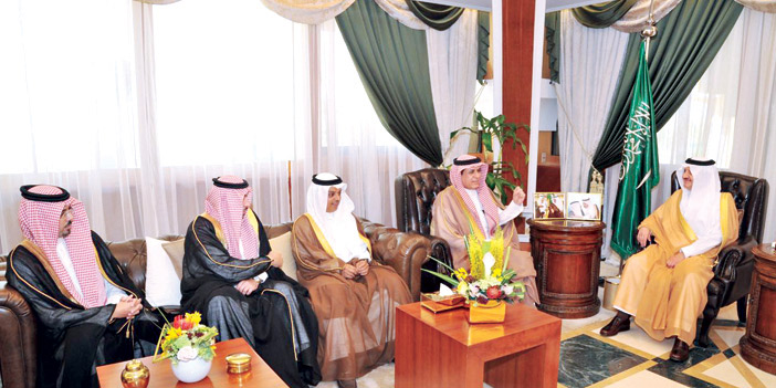  الأمير سعود بن نايف خلال لقائه برئيس هيئة الطيران