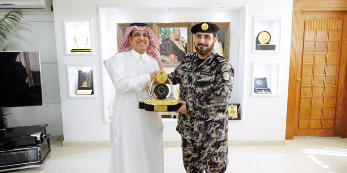  اللواء الجباري يكرم العميد العقيل