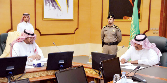  الأمير مشاري خلال الاجتماع مع مديري الإدارات
