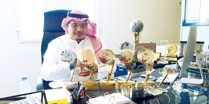  مدير الإذاعة محمد الخميس مع الجوائز الخمس