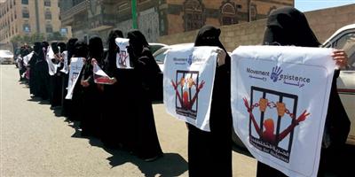 وقفة احتجاجية لأمهات المختطفين من قبل الميليشيا أمام مقر الأمم المتحدة بصنعاء 