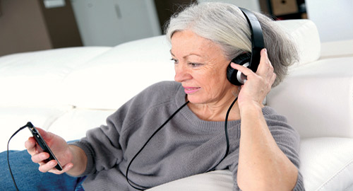  الموسيقى لها تأثير إيجابي على كبار السن