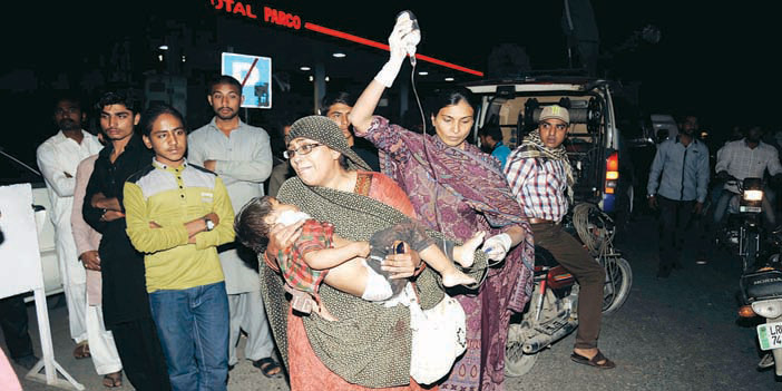  عائلات باكستانية تحاول إسعاف ذويها الجرحى ضحايا التفجير الإرهابي