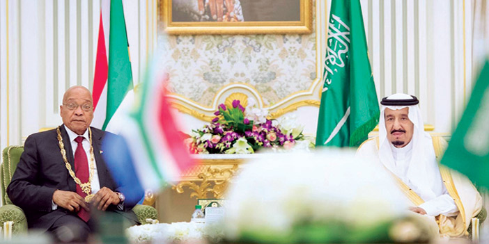 قلَّد الرئيس زوما «قلادة الملك عبدالعزيز» والتوقيع على مذكرة تفاهم.. في جلسة المباحثات الرسمية: 