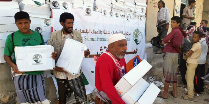 مركز الملك سلمان للإغاثة يوزع 20 طناً من التمور في محافظة شبوة اليمنية 