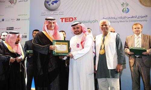  لحظة تسليم الجائزة للأستاذ خالد الخضير