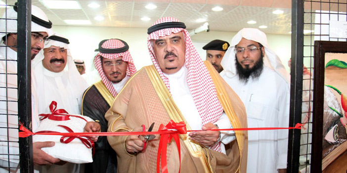  المحافظ يقص شريط افتتاح المعرض