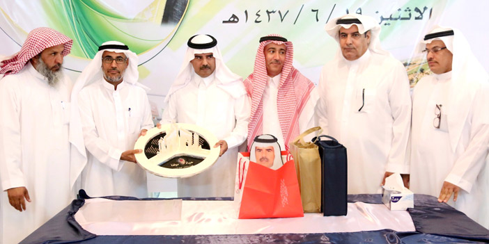  رئيس وأعضاء المجلس يقدمون هدية تذكارية لرئيس البلدية