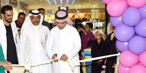  د. النفيعي يقص شريط افتتاح المعرض