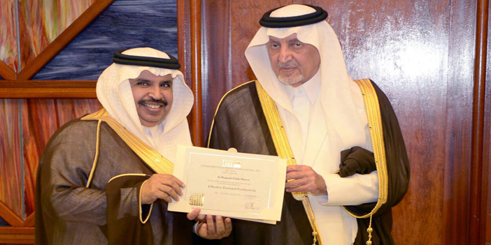  الأمير خالد الفيصل يُسلِّم الشهادات