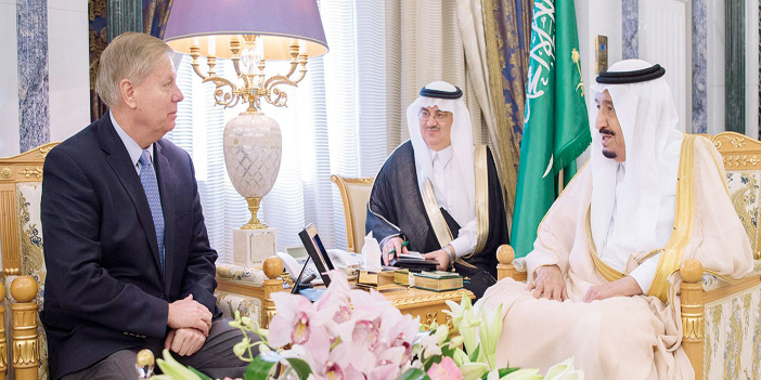  خادم الحرمين مستقبلاً وفد الكونجرس