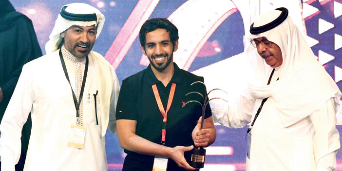  الشلاحي «وسط» خلال تتويج فيلم «كمان» بجائزة النخلة الذهبية لمسابقة الأفلام الروائية القصيرة