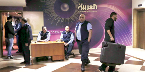  رجال أمن يحرسون مدخل مكاتب العربية في بيروت أمس