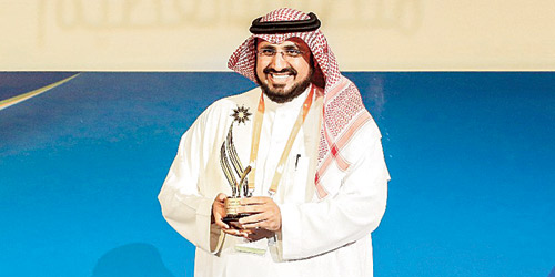  عبدالعزيز المهوس خلال استلام الجائزة