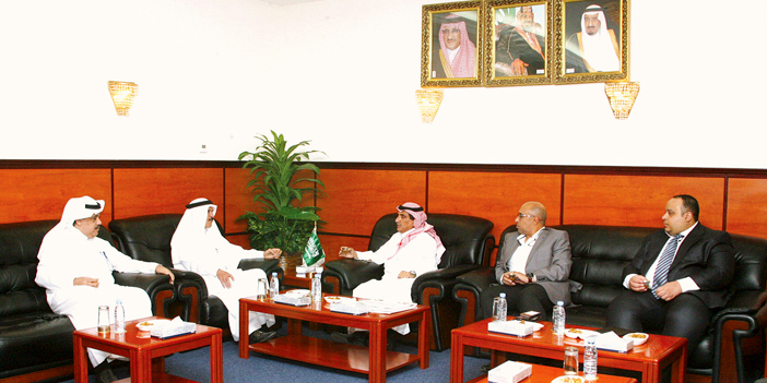  الخضير خلال زيارة «الجزيرة» ولقائه مع الزميل خالد المالك رئيس التحرير والمهندس عبداللطيف العتيق