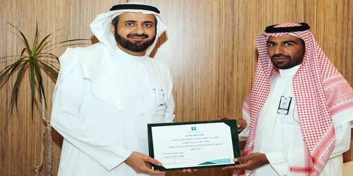  وزير التجارة خلال تكريمه المراقبين