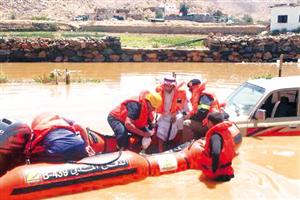 مدني الطائف ينقذ حياة شخصين احتجزتهما السيول في جنوب الطائف 