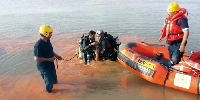  رجال الدفاع المدني أثناء عملية الإنقاذ