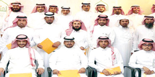  الشنيبر يتوسط المشاركين في الدورة