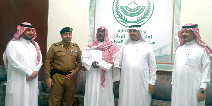  محافظ وادي الدواسر يسلِّم جوائز المسابقة