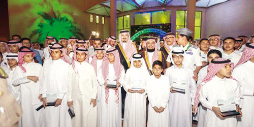  الأمير فهد بن بدر يتوسط المتفوقين