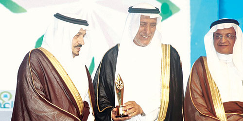  رئيس مجلس إدارة بنك الجزيرة يتسلم التكريم من سمو أمير الرياض
