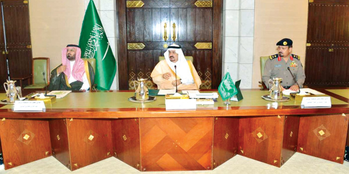  أمير منطقة الرياض خلال ترؤسه اجتماع لجنة الدفاع المدني بالمنطقة