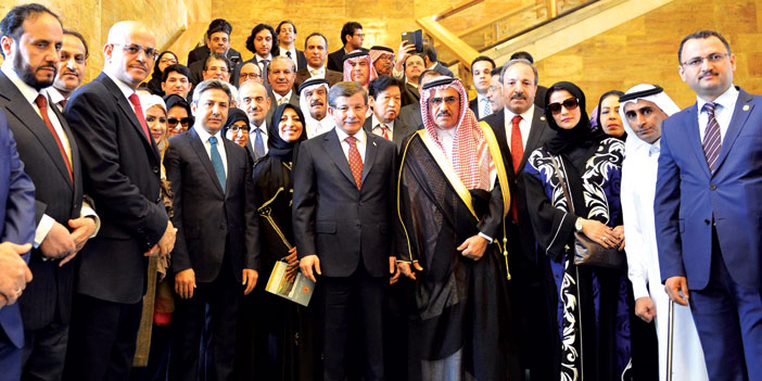   رئيس الوزراء التركي في صورة جماعية مع الوفد الإعلامي المرافق لخادم الحرمين