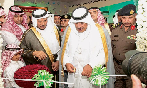  الأمير مشاري يقض شريط افتتاح أحد المشاريع