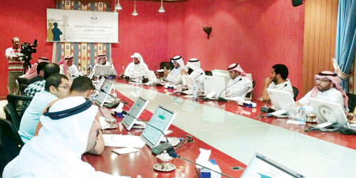   جانب من الندوة بغرفة القصيم