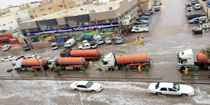 أمانة منطقة الرياض تجند 250 فرقة و800 آلية لمواجهة تجمعات الأمطار 