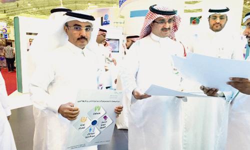  د. السبتي خلال زيارته جناح وكالة المناهج في المعرض