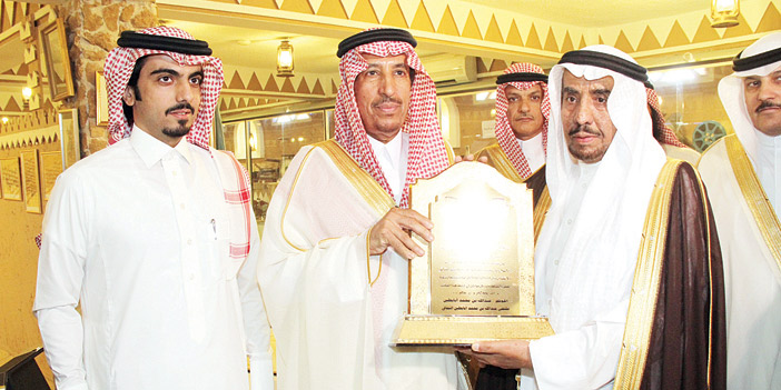  سمو الأمير سعود بن ثنيان يتسلَّم درعاً تذكارياً من الشيخ عبد الله أبابطين