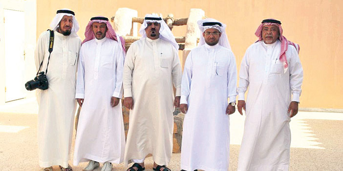   الأستاذ الجمعان وإلى يمينه أعضاء الرحلة