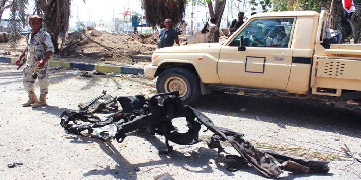  القوات الموالية للرئيس هادي خلال انتشارها في موقع هجوم انتحاري قرب مطار عدن