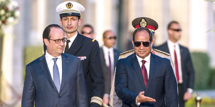  الرئيس المصري عبدالفتاح السيسي مرحباً بنظيره الفرنسي