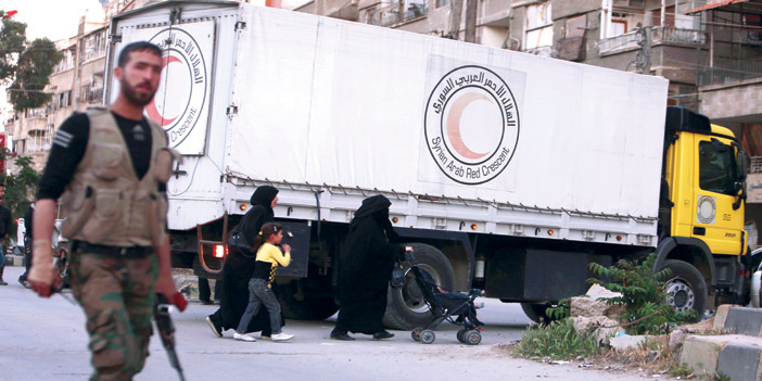 إحدى قوافل المساعدات تدخل مدينة الغوطة الشرقية معقل المعارضة