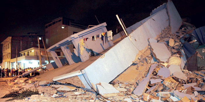  آثار الزلزال الذي حطّم البيوت في الإكوادور