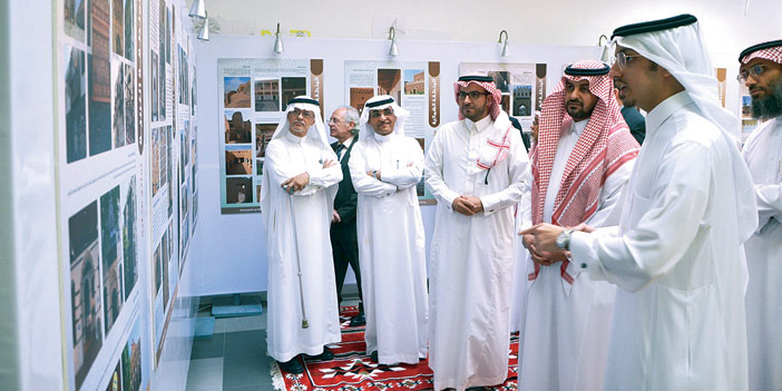   الطالب نواف بن عياف خلال افتتاح المعرض وشرح واف عن تجربته الميدانية