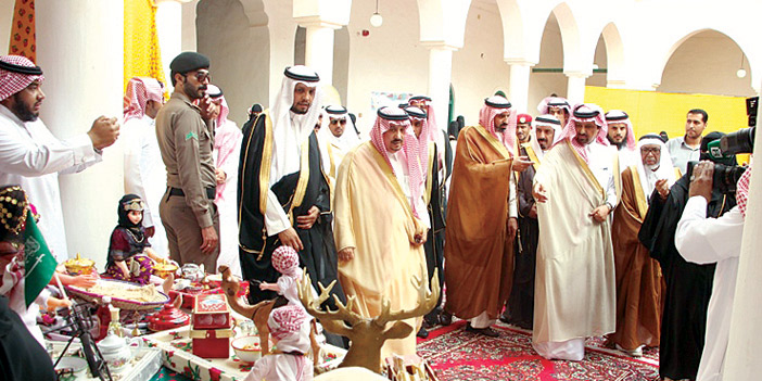  أمير منطقة الرياض خلال زيارته قصر الملك عبدالعزيز التاريخي في الخرج