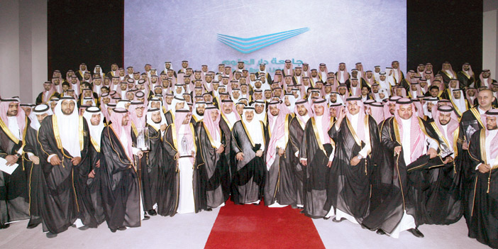  أمير منطقة الرياض في صورة جماعية مع الخريجين