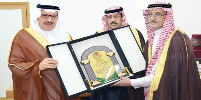  أمير المنطقة يتلقى درعاً تذكارية خلال الزيارة