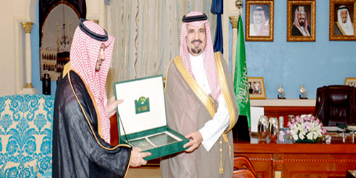  أمير المنطقة يتسلم التقرير