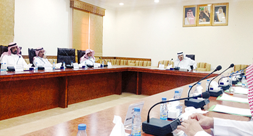  من اجتماع المحافظ بمديري الإدارات الحكومية