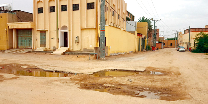  شوارع ترابية بعد حفريات المشاريع المتعثرة