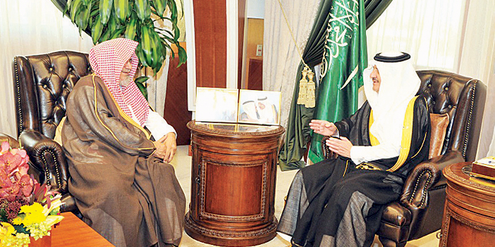  الأمير سعود بن نايف خلال استقباله لابن حميد